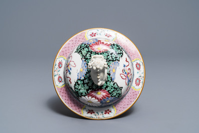 Een Chinese famille rose dekselvaas met hanen, Yongzheng