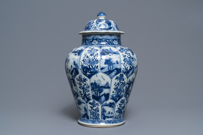 Een Chinese blauw-witte dekselvaas, Kangxi