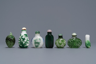 Zeven Chinese snuifflessen in overwegend groen meerlagig glas, 19/20e eeuw