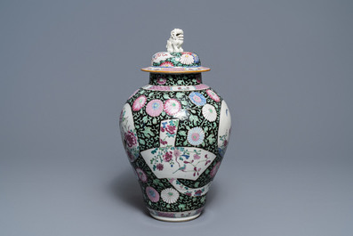 Een Chinese famille rose dekselvaas met hanen, Yongzheng