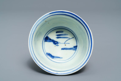 Een Chinese blauw-witte stem cup met landschapsdecor, Transitie periode