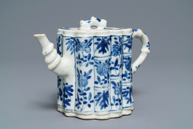 Een Chinese blauw-witte bamboevormige theepot met deksel, Kangxi