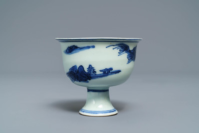 Een Chinese blauw-witte stem cup met landschapsdecor, Transitie periode