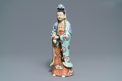 Une figure de Guanyin debout en porcelaine de Chine, Qianlong
