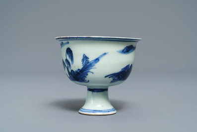 Een Chinese blauw-witte stem cup met landschapsdecor, Transitie periode