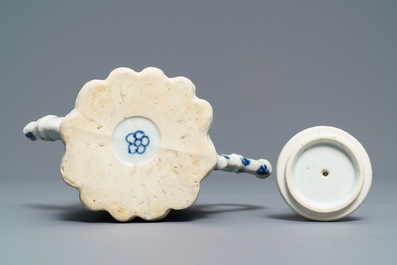 Een Chinese blauw-witte bamboevormige theepot met deksel, Kangxi