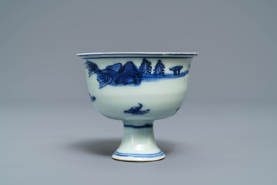 Een Chinese blauw-witte stem cup met landschapsdecor, Transitie periode