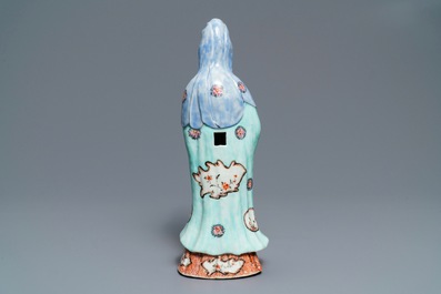 Une figure de Guanyin debout en porcelaine de Chine, Qianlong
