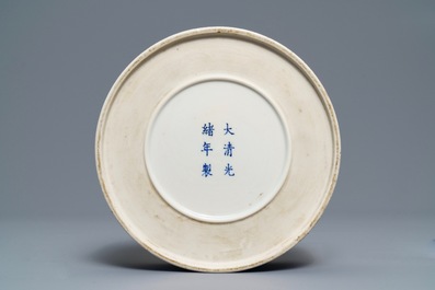 Een Chinese blauw-witte penselenwasser met archa&iuml;sch decor, Guangxu merk, 19/20e eeuw