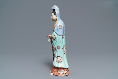 Une figure de Guanyin debout en porcelaine de Chine, Qianlong