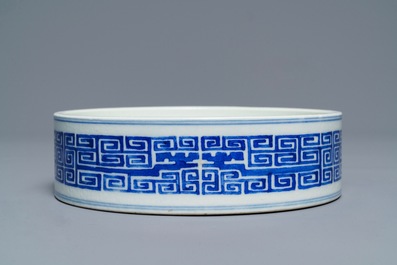 Een Chinese blauw-witte penselenwasser met archa&iuml;sch decor, Guangxu merk, 19/20e eeuw