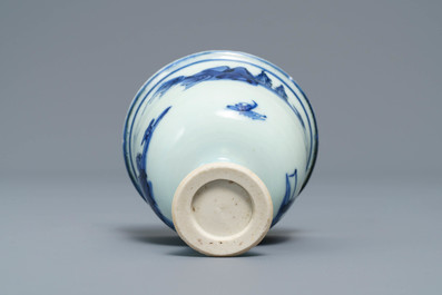 Een Chinese blauw-witte stem cup met landschapsdecor, Transitie periode