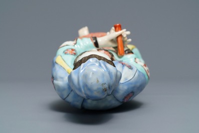 Une figure de Guanyin debout en porcelaine de Chine, Qianlong