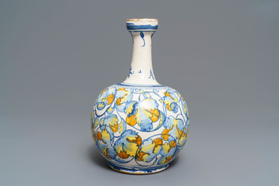Een Italiaanse majolica apothekersfles met fraai mansportret, Deruta of Castelli, 17e eeuw