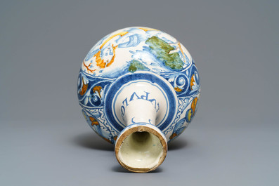 Een Italiaanse majolica apothekersfles met fraai mansportret, Deruta of Castelli, 17e eeuw