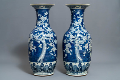 Une paire de grands vases en porcelaine de Chine bleu et blanc &agrave; d&eacute;cor de prunus, 19&egrave;me
