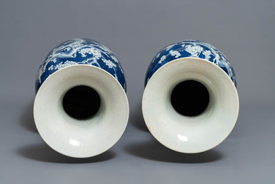 Une paire de grands vases en porcelaine de Chine bleu et blanc &agrave; d&eacute;cor de prunus, 19&egrave;me