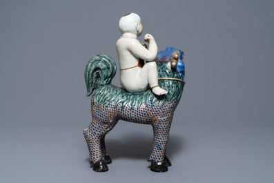 Une figure de Bouddha et une d'un gar&ccedil;on sur un kylin en porcelaine de Chine famille rose, 19&egrave;me