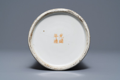 Een Chinese qianjiang cai hoedensteun, gesign. Zhang Ziying, begin 20e eeuw