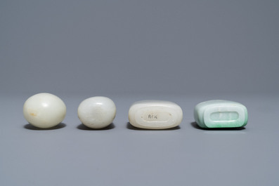 Four Chinese white and celadon jade snuff bottles, 19/20th C.