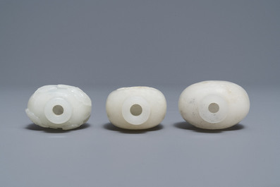 Drie Chinese gestoken witte jade snuifflessen met reli&euml;fdecor, 19/20e eeuw