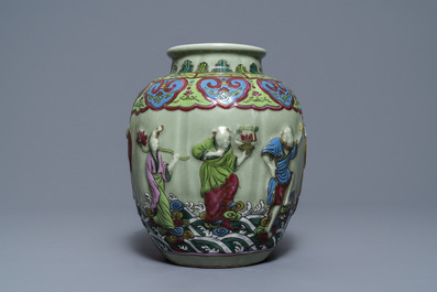 Een Chinese famille rose vaas met reli&euml;fdecor op celadon fondkleur, 19/20e eeuw