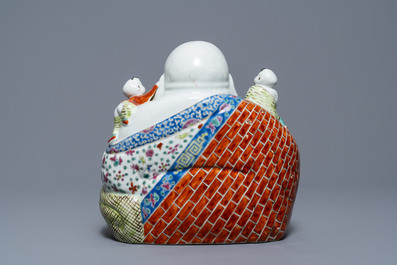 Une figure de Bouddha et une d'un gar&ccedil;on sur un kylin en porcelaine de Chine famille rose, 19&egrave;me