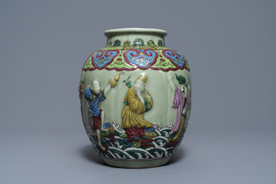 Een Chinese famille rose vaas met reli&euml;fdecor op celadon fondkleur, 19/20e eeuw