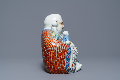 Une figure de Bouddha et une d'un gar&ccedil;on sur un kylin en porcelaine de Chine famille rose, 19&egrave;me