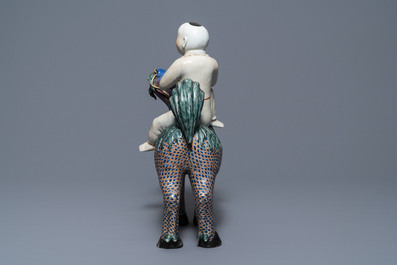 Une figure de Bouddha et une d'un gar&ccedil;on sur un kylin en porcelaine de Chine famille rose, 19&egrave;me