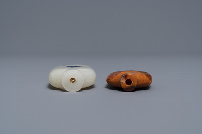Twee Chinese snuifflessen in ingelegde witte jade en gestoken amber, 18/19e eeuw