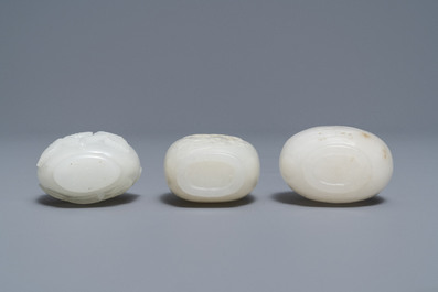 Drie Chinese gestoken witte jade snuifflessen met reli&euml;fdecor, 19/20e eeuw