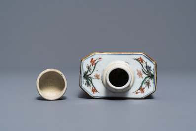 Drie Chinese famille verte borden en een theebus, Kangxi