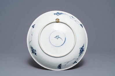 Een Chinese blauw-witte schotel met vruchten in gebladerte, Kangxi
