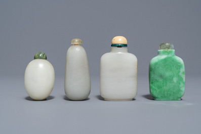 Four Chinese white and celadon jade snuff bottles, 19/20th C.