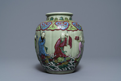 Een Chinese famille rose vaas met reli&euml;fdecor op celadon fondkleur, 19/20e eeuw