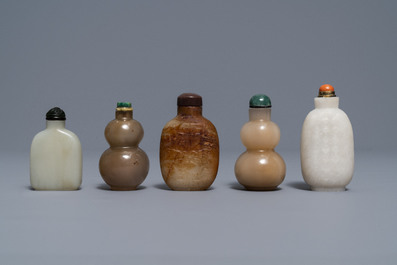 Cinq tabati&egrave;res en jade c&eacute;ladon et rouille, Chine, 19/20&egrave;me