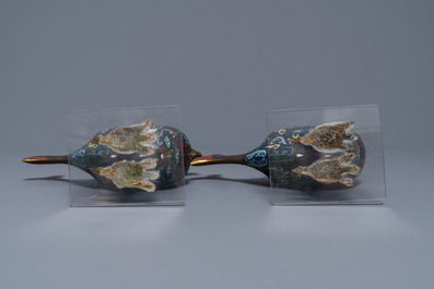 Deux paires de br&ucirc;le-parfums en &eacute;maux cloisonn&eacute;s, Chine, 19&egrave;me