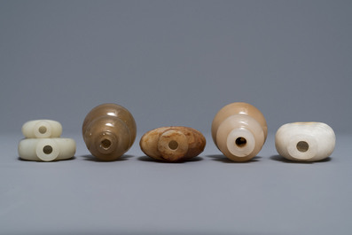 Cinq tabati&egrave;res en jade c&eacute;ladon et rouille, Chine, 19/20&egrave;me