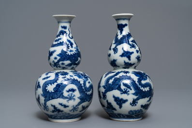Une paire de vases de forme double gourde en porcelaine de Chine bleu et blanc, marque de Qianlong, 19&egrave;me