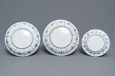 Drie Chinese blauw-witte kraakporseleinen borden, Wanli