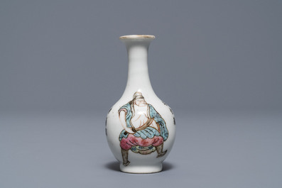 Een Chinese famille rose penselenwasser en een 'Wu Shuang Pu' miniatuur vaasje, 19e eeuw