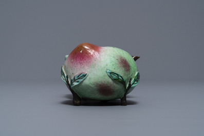 Een Chinese famille rose penselenwasser en een 'Wu Shuang Pu' miniatuur vaasje, 19e eeuw