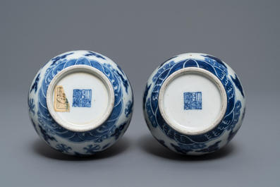 Une paire de vases de forme double gourde en porcelaine de Chine bleu et blanc, marque de Qianlong, 19&egrave;me