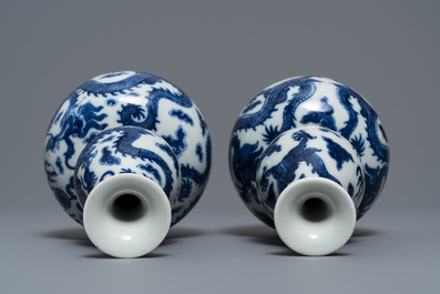 Une paire de vases de forme double gourde en porcelaine de Chine bleu et blanc, marque de Qianlong, 19&egrave;me