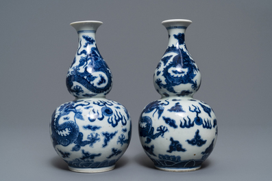 Une paire de vases de forme double gourde en porcelaine de Chine bleu et blanc, marque de Qianlong, 19&egrave;me