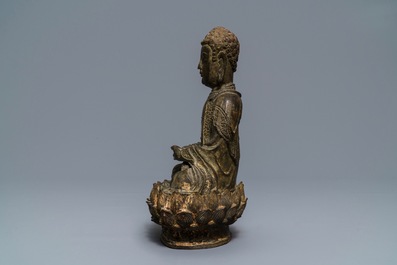 Une figure de Bouddha sur tr&ocirc;ne de lotus en bronze, Chine, Ming