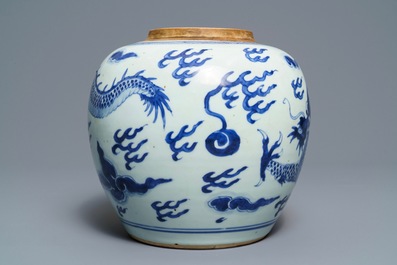 Een Chinese blauw-witte gemberpot met een draak, Kangxi