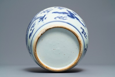 Een Chinese blauw-witte gemberpot met een draak, Kangxi