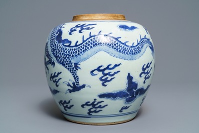 Een Chinese blauw-witte gemberpot met een draak, Kangxi